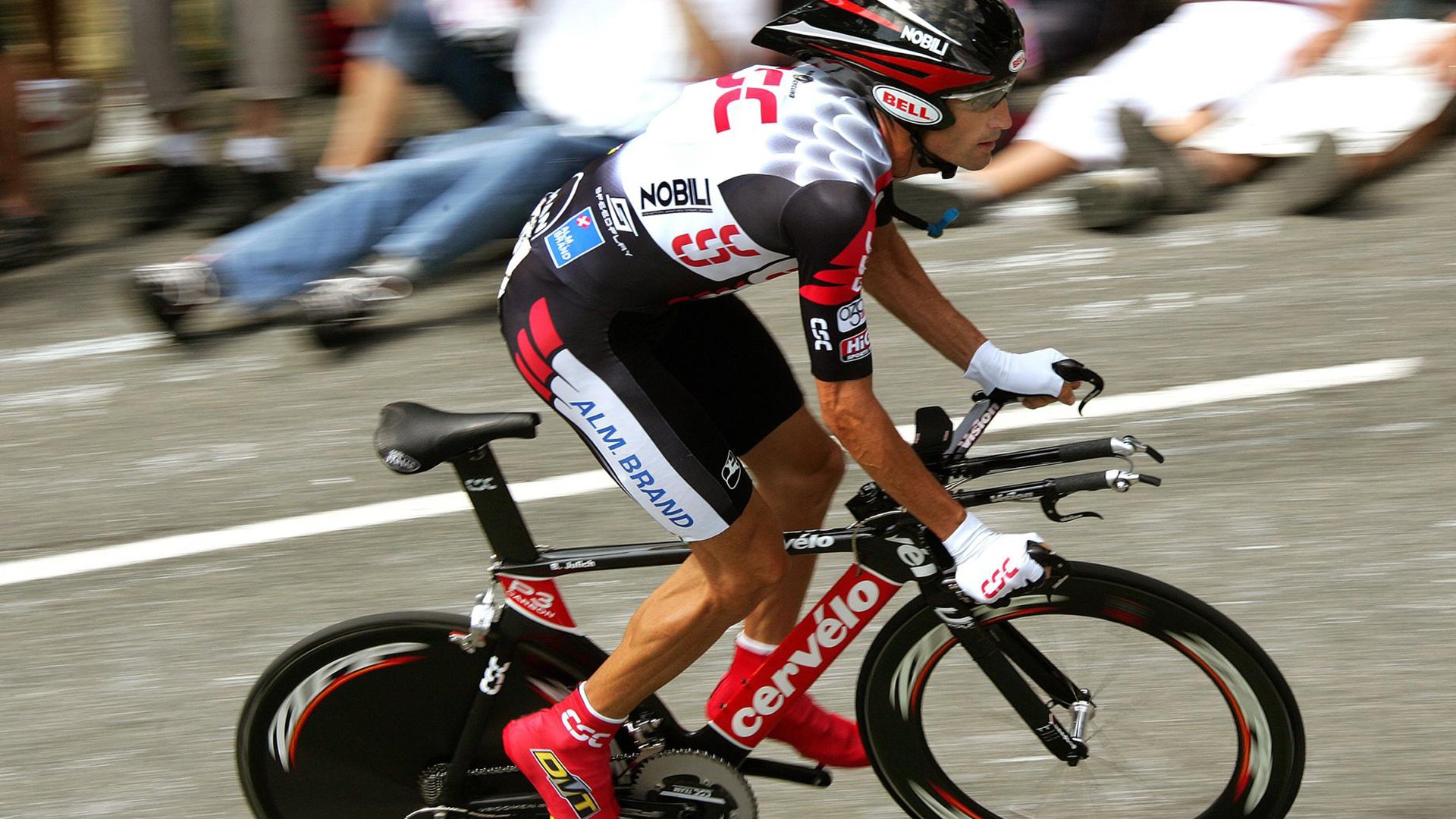 利拉德关键制胜，辽宁队击溃公牛，跨越篮球世界的双重奏